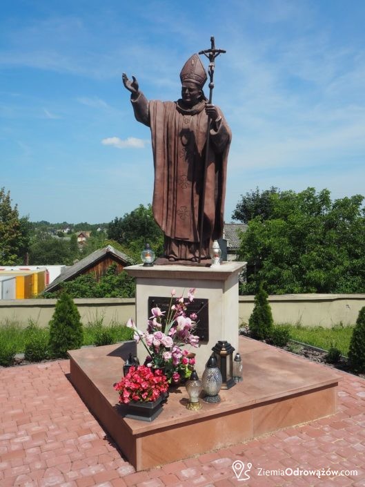 Pomnik Jana Pawła II przy kościele w Chlewiskach